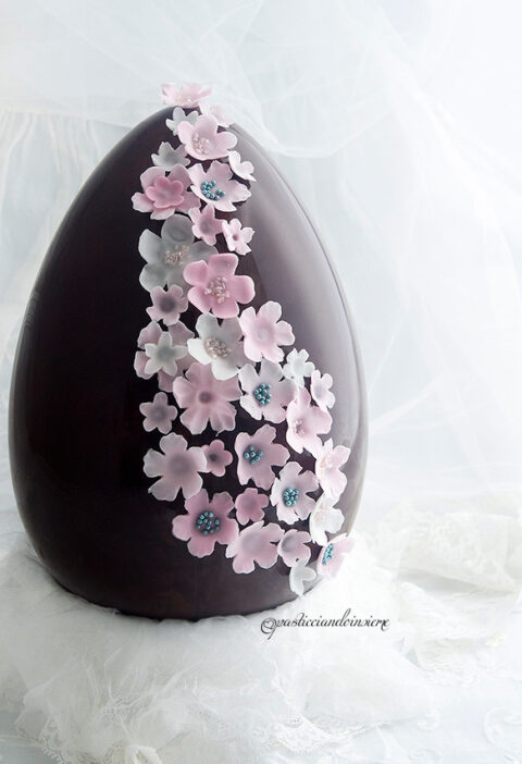 uovo pasqua decorato cioccolato