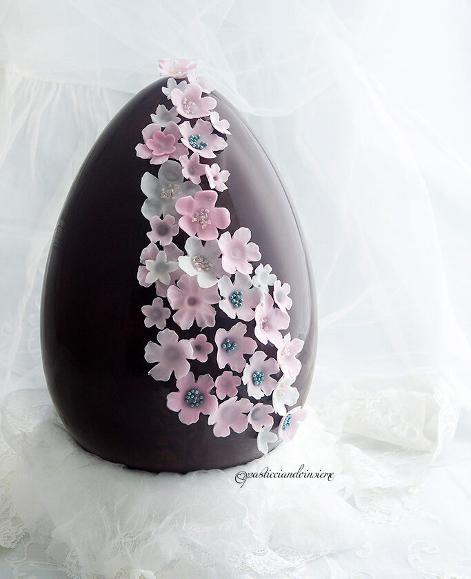 uovo pasqua decorato cioccolato