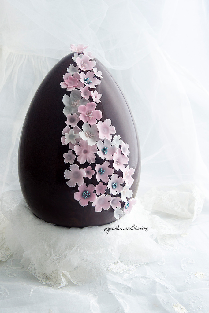 uovo pasqua decorato cioccolato